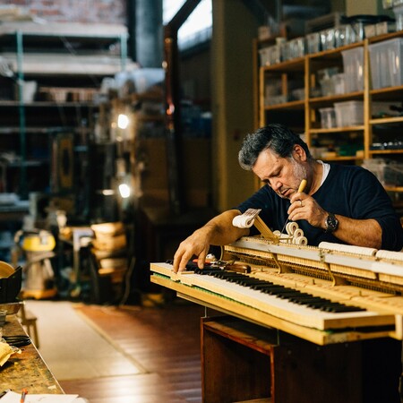 O άνθρωπος που κατασκευάζει πιάνα σ' ένα χωριό της Χαλκιδικής