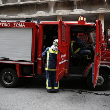 Πυρκαγιά σε κέντρο υποδοχής προσφύγων στο Λαύριο - Απεγκλωβίστηκαν 8 άτομα