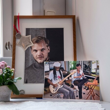 Avicii: Η κληρονομιά και το νέο άλμπουμ του διάσημου παραγωγού και DJ που έδωσε τέλος στη ζωή του ένα χρόνο πριν