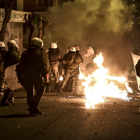 Επιθέσεις με μολότοφ στα γραφεία του ΣΥΡΙΖΑ και στα Εξάρχεια