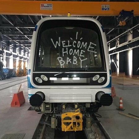 Γέμισαν με συνθήματα και γκράφιτι τα βαγόνια του Μετρό Θεσσαλονίκης