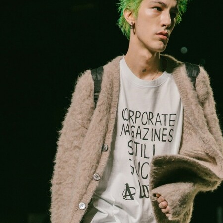 Έξαλλη η Courtney Love με το t-shirt του Kurt Cobain που «έκλεψε» γνωστή φίρμα μόδας