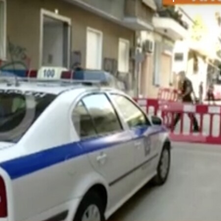 Πανικός στου Γουδή: Γυναίκα βρέθηκε νεκρή και τυλιγμένη με κουβέρτα στο πεζοδρόμιο