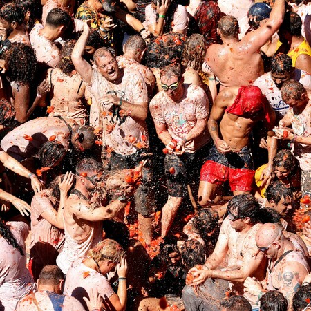 La Tomatina: Χιλιάδες άνθρωποι στον παραδοσιακό ντοματοπόλεμο της Μπουνιόλ