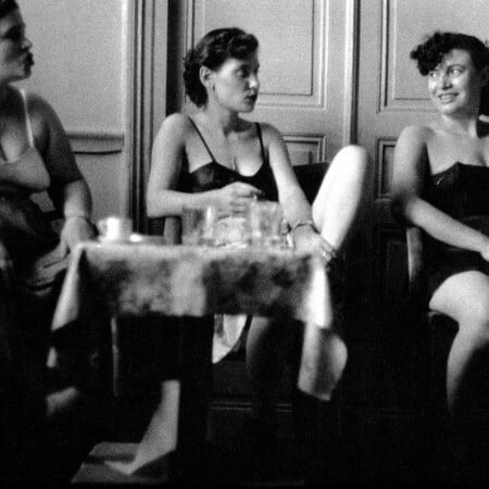 «Ο πρώτος ήταν ένας χαμάλης»: Μια πόρνη του 1935 στα Βούρλα της Δραπετσώνας, αφηγείται τη ζωή της