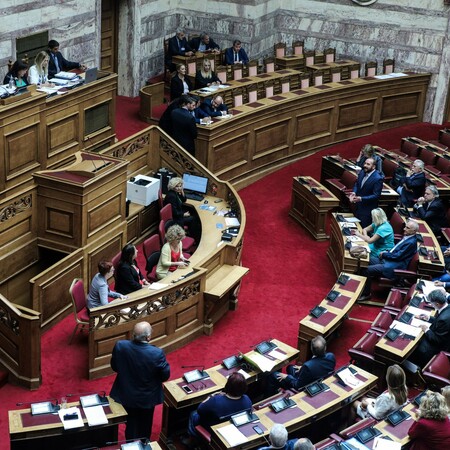 Βουλή: Σφοδρή αντιπαράθεση για τροπολογία για τα τυπικά προσόντα του διοικητή της ΕΥΠ