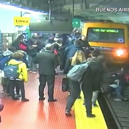 Αργεντινή: Λιποθύμησε και έσπρωξε γυναίκα στις γραμμές την ώρα που έφτανε το τρένο