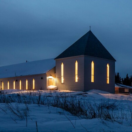 Στο χιονισμένο σκηνικό του Καναδά ξεπροβάλλει μια φωτεινή, ξύλινη εκκλησία