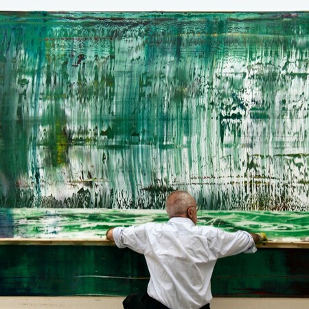 O Gerhard Richter ζωγραφίζει στο στούντιό του
