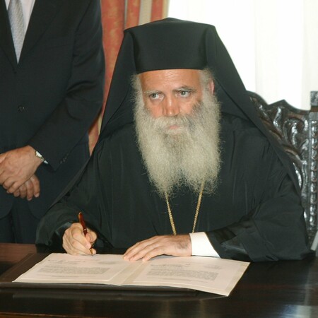 Κύθηρα: Προσήχθη από την αστυνομια ο Μητροπολίτης Σεραφείμ που τέλεσε λειτουργία παρά την απαγόρευση