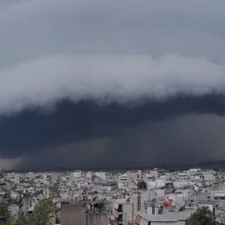 Shelf cloud: Τι είναι το εντυπωσιακό σύννεφο που κυριάρχησε σήμερα στον ουρανό της Αττικής