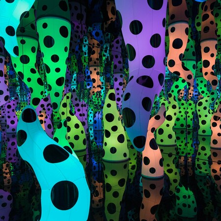 10 εικόνες από τα Infinity Rooms της Yayoi Kusama για να τριπάρεις εντελώς