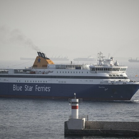 «Βlue star chios»: Εκτάκτως στο λιμάνι της Σύρου - Μετά τον τραυματισμό μέλους του πληρώματος