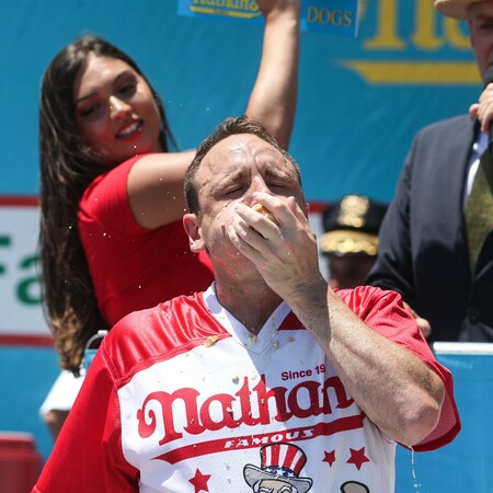 Ο Joey Chestnut «έσπασε» το δικό του παγκόσμιο ρεκόρ - Έφαγε 75 χοτ ντογκ σε 10 λεπτά