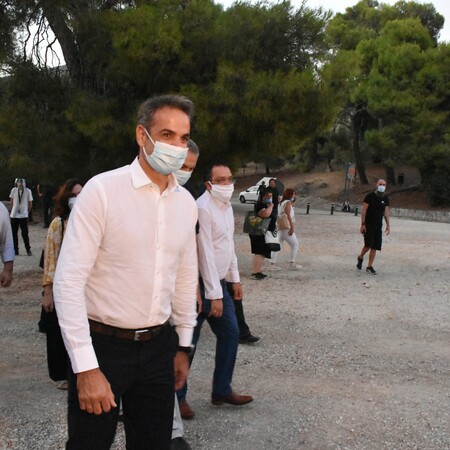 ΣΥΡΙΖΑ: Πήγε ο Μητσοτάκης σε Αντίπαρο και Επίδαυρο με στρατιωτικό ελικόπτερο;