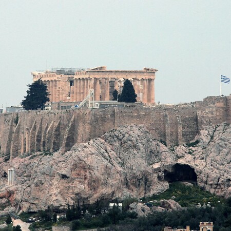 Μεσίστιες οι σημαίες στην Ακρόπολη και τη Βουλή για το «αντίο» στο Μανώλη Γλέζο