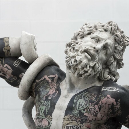Ο Fabio Viale χτυπάει τατουάζ στα μαρμάρινα αγάλματά του