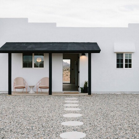 Ένα λευκό σπίτι ξεχωρίζει μέσα στην έρημο της Καλιφόρνια