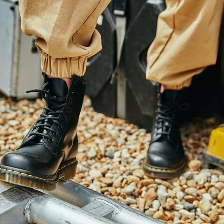 Dr. Martens: Τα μποτάκια που όλοι αγαπήσαμε γιορτάζουν τα 60 χρόνια τους