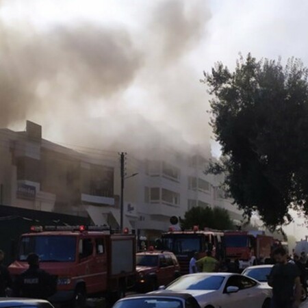 Φωτιά σε μαγαζί στη Γλυφάδα - Καπνοί στα γύρω οικοδομικά τετράγωνα
