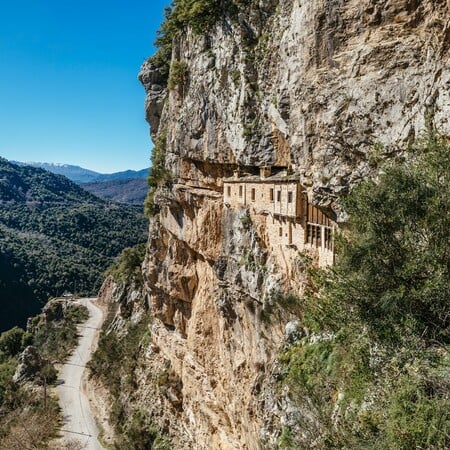 Συρράκο - Καλαρρύτες: Tαξίδι στα μέρη του Κώστα Κρυστάλλη και στα απόκρημνα δίδυμα χωριά