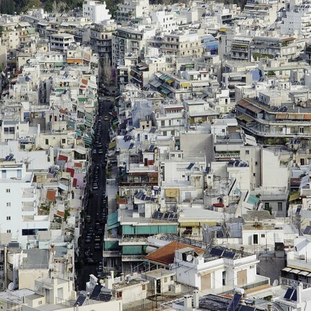 Η αθηναϊκή πολυκατοικία ζει τη δική της στιγμή