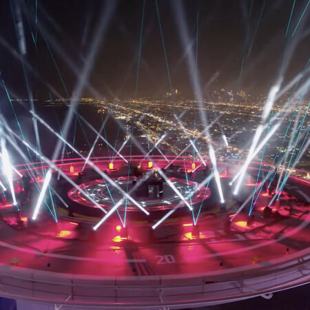 Ο David Guetta «σκαρφάλωσε» στην κορυφή του Burj Al Arab για μία φαντασμαγορική συναυλία - Απολαύσε την