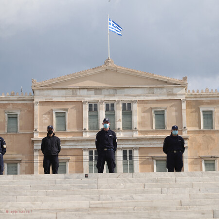 Γερμανικός Τύπος: Αντί να ενισχυθεί το ΕΣΥ, προσλαμβάνονται αστυνομικοί και αυξάνονται οι δαπάνες για εξοπλισμούς