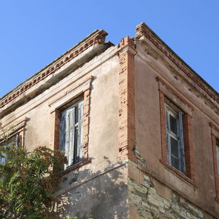 Το εμβληματικό αρχοντικό του Ιωάννη Παπουτσάνη στο Πλωμάρι κινδυνεύει