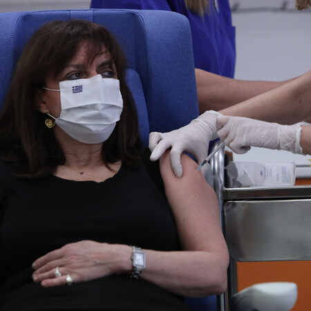 Εμβολιάστηκε η Πρόεδρος της Δημοκρατίας Κατερίνα Σακελλαροπούλου