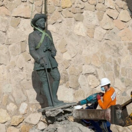 Ιστορική ημέρα στην Ισπανία: Αποκαθηλώθηκε το τελευταίο άγαλμα του δικτάτορα Φράνκο