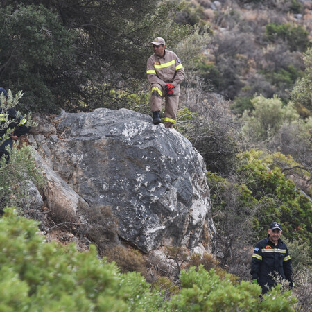 Αυτοκίνητο έπεσε σε γκρεμό στην Κακιά Θάλασσα - Επιχείρηση της Πυροσβεστικής