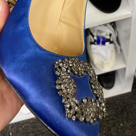 Cinderella story: Σατέν γόβες Manolo Blahnik αξίας 2.125 δολαρίων βρέθηκαν να πωλούνται για 35 δολάρια