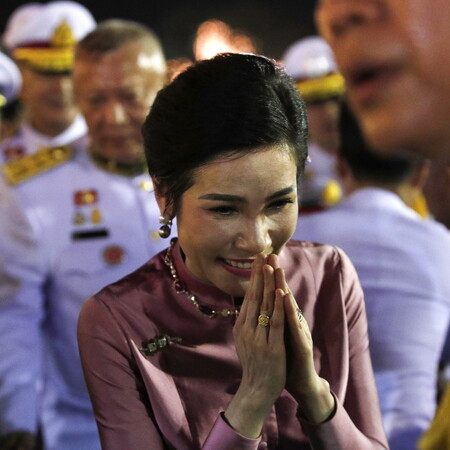 Ταϊλάνδη: Διαρροή γυμνών φωτογραφιών της βασιλικής συντρόφου αποκαλύπτει τη διαμάχη στο παλάτι