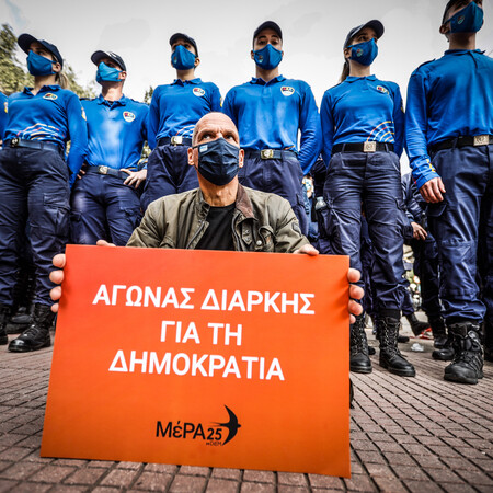 Στο Πολυτεχνείο ο Γιάνης Βαρουφάκης - Καθιστική διαμαρτυρία μπροστά σε αστυνομικούς