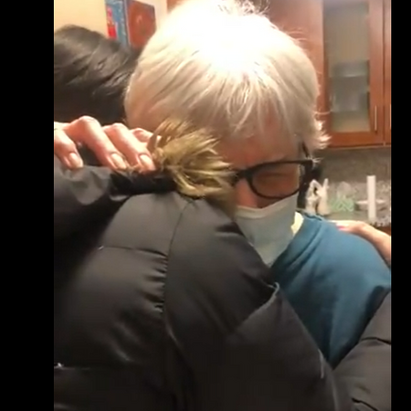 ΗΠΑ: Γιαγιά αγκαλιάζει για πρώτη φορά μετά από έναν χρόνο την εγγονή της με συνταγή γιατρού [ΒΙΝΤΕΟ]