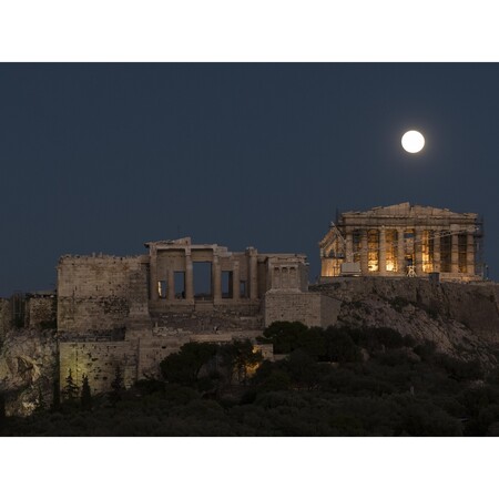 «Super Moon»: Η μεγαλύτερη Πανσέληνος των τελευταίων 70 ετών φωτίζει την Ακρόπολη