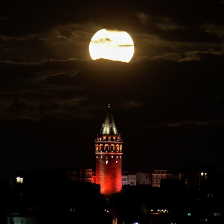 Supermoon: Η μεγαλύτερη Πανσέληνος των τελευταίων 70 ετών φωτίζει τον πλανήτη