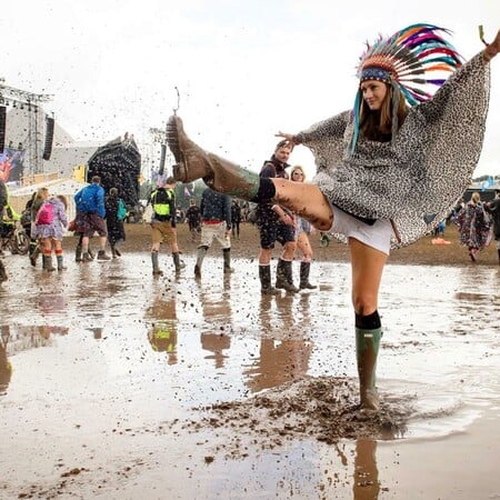 Glastonbury 2016 - Χύμα στη λάσπη με γαλότσες και βρώμικα σταράκια