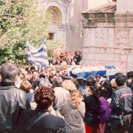 Επτά κηδείες που μετατράπηκαν σε λαϊκό προσκύνημα τα τελευταία τριάντα χρόνια