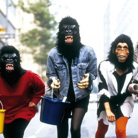 Τα Guerrilla Girls εκτός από τον Τραμπ και τον σεξισμό κυνηγούν και τους συλλέκτες