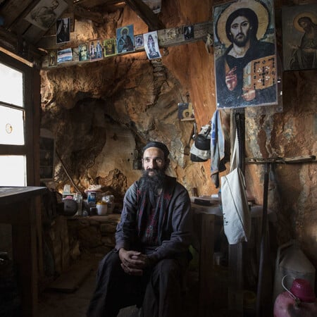 Στις απόκρημνες σκήτες του Αγίου Όρους