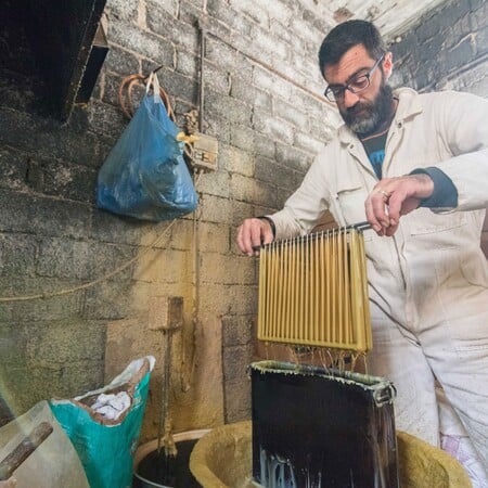 Μέσα σε ένα παλιό κηροποιείο της Τήνου