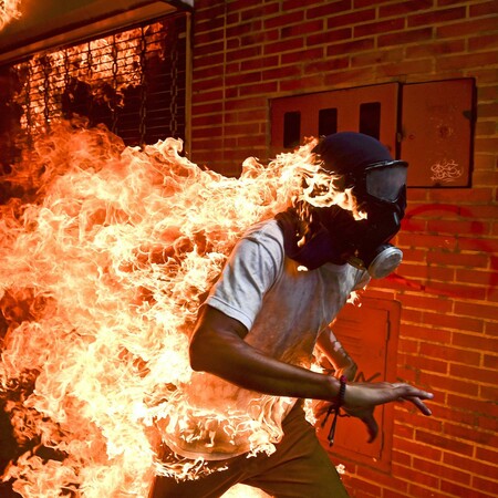 Μία συγκλονιστική στιγμή βίας στη Βενεζουέλα ξεχώρισε στα Βραβεία World Press Photo