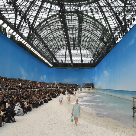 Μόνο η Chanel θα μπορούσε να δημιουργήσει μια εξωτική παραλία για επίδειξη μέσα στο Γκραν Παλέ