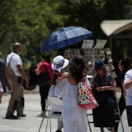 Αρχίζει ο καύσωνας: Πώς να προστατευτούμε από τη ζέστη - Πού υπάρχουν κλιματιζόμενοι χώροι