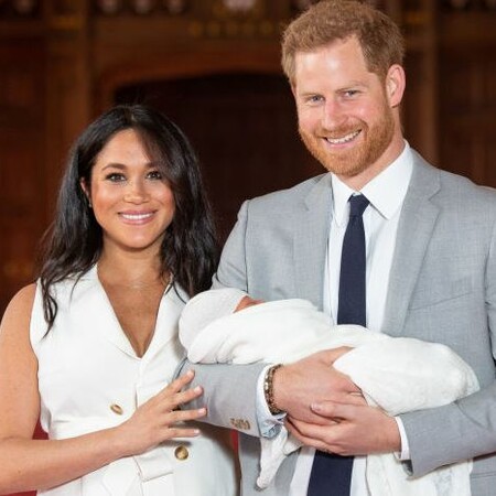 Ο πρίγκιπας Χάρι και η Μέγκαν Μαρκλ αγκαλιά με το μωρό τους - Οι πρώτες φωτογραφίες