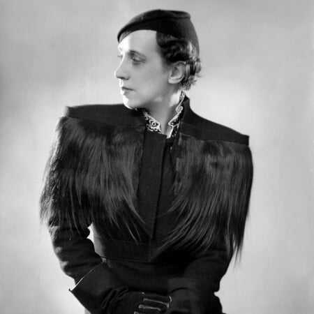 Elsa Schiaparelli: Η μεγάλη αντίπαλος της Coco Chanel στα '30s έκανε πρώτη, μόδα με τέχνη και με χιούμορ