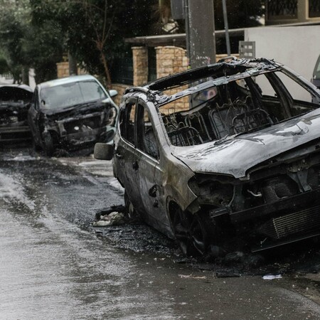 Άγνωστοι πυρπόλησαν αυτοκίνητα στην Ευελπίδων -Τι ερευνά η ΕΛ.ΑΣ.