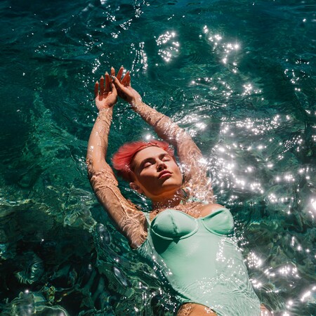 Faces of Summer: 16 νέα πρόσωπα φωτογραφίζονται σε κομβικά σημεία της παραλιακής